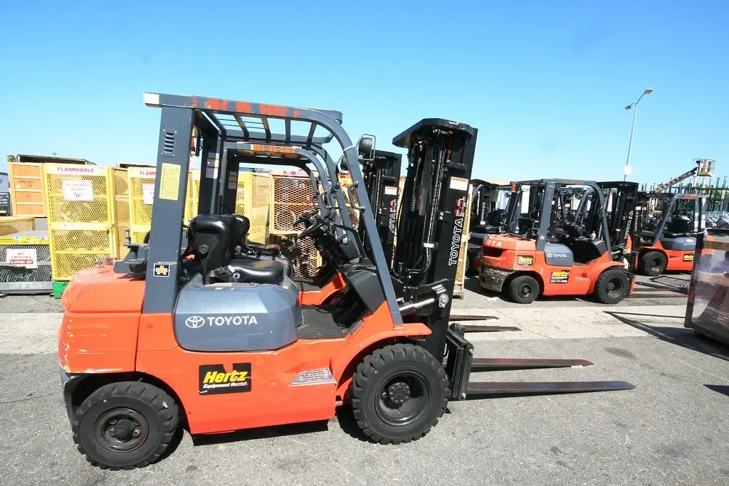 Numerous forklifts in a lot
